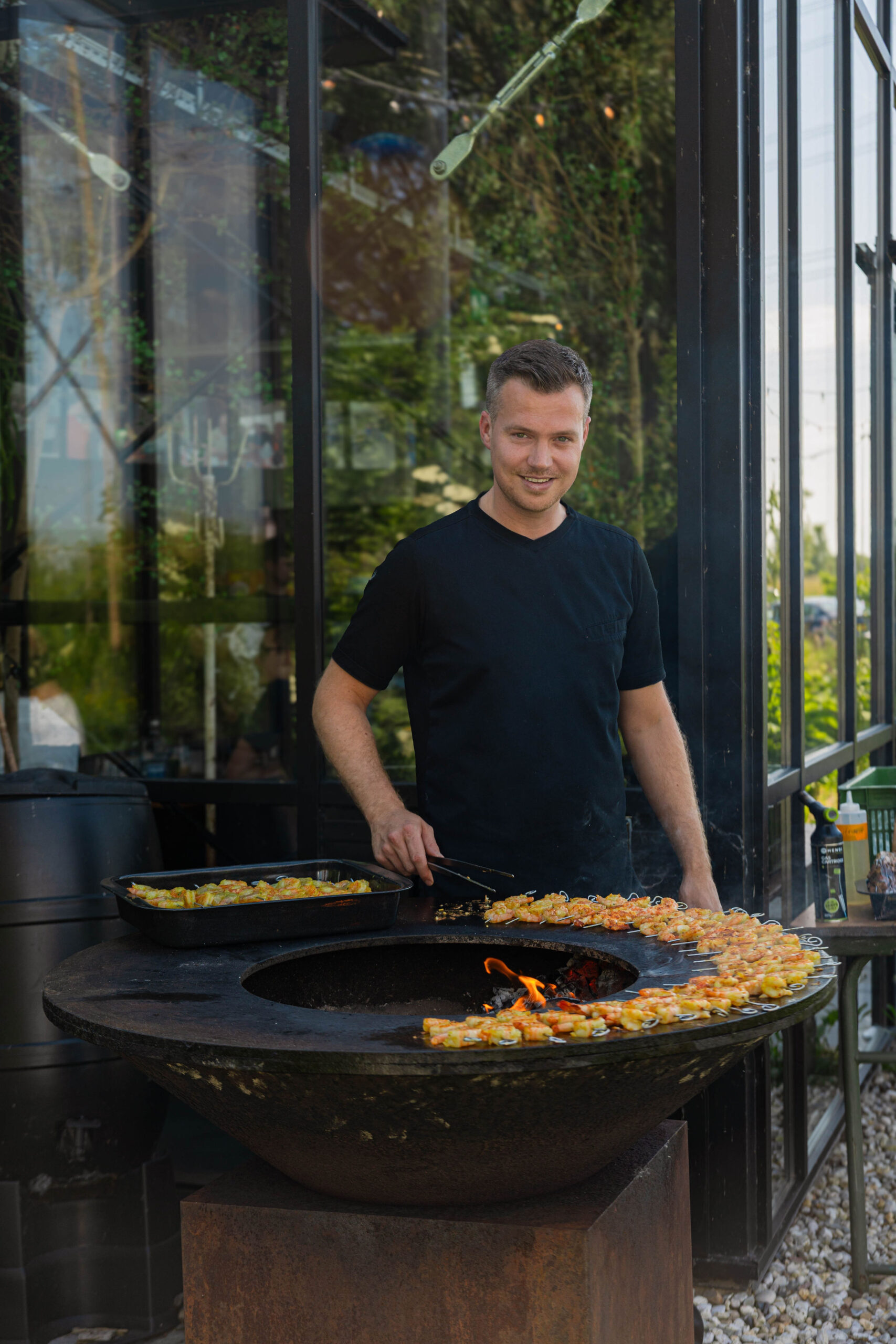 Kok aan het werk bij de barbecue van Brasserie Polderfabriek